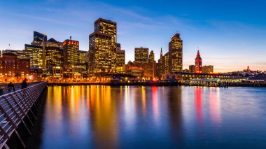 SAN FRANCISCO - 14 Ocak 2013 'te San Francisco, Kaliforniya' da şehir silueti. Birçok bina, NFL playofflarına yükselen 49 'luların onuruna kırmızı ve altın ışıklarla aydınlatıldı..