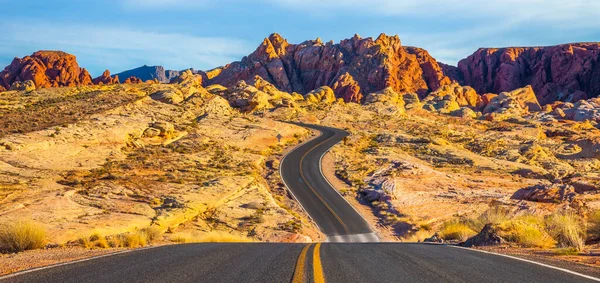 Carretera Sinuosa Través Del Valle Del Parque Estatal Fire Nevada Imagen de archivo