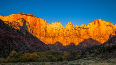 Utah 'taki Zion Canyon Ulusal Parkı' ndaki Bakire Kuleleri 'nin nefes kesici gündoğumu manzarası..