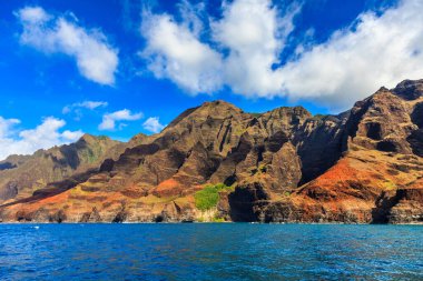 Kauai, Hawaii Adaları 'nın dramatik Na Pali sahilindeki engebeli tepeler..