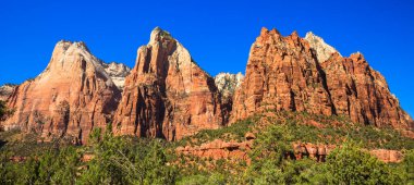Utah 'taki Zion Canyon Ulusal Parkı' ndaki dağ zirveleri panoraması