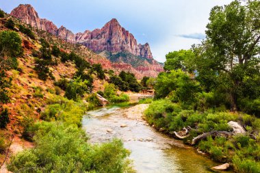 Bekçi ve Virgin nehri Zion Canyon Ulusal Parkı, Utah 'ta gün batımında