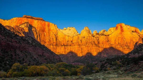 犹他州锡安峡谷国家公园维珍塔壮观的日出全景 — 图库照片