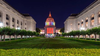 San Francisco Belediye Binası Onur Haftası onuruna gökkuşağı renkleriyle aydınlandı.