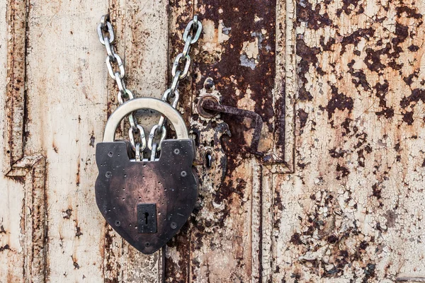 生锈的金属门上的心形锁 — 图库照片