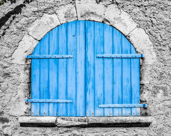 Fenster Mit Blauen Fensterläden Einem Kleinen Dorf Südfrankreich — Stockfoto