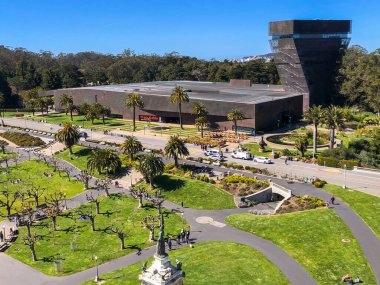 SAN FRANCISCO - 6 Mart San Francisco Golden Gate Parkı 'ndaki de Young Memorial Müzesi' nin havadan görüntüsü. 6 Mart 2021 'de San Francisco, Kaliforniya, ABD' de çekildi..