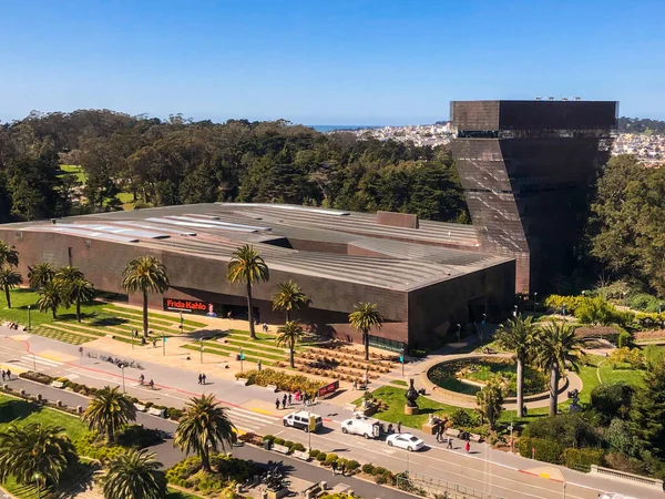 SAN FRANCISCO - 6 Mart San Francisco Golden Gate Parkı 'ndaki de Young Memorial Müzesi' nin havadan görüntüsü. 6 Mart 2021 'de San Francisco, Kaliforniya, ABD' de çekildi..