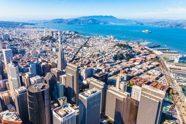 San Francisco şehir merkezinin, yerleşim yerlerinin ve körfezin havadan görüntüsü..