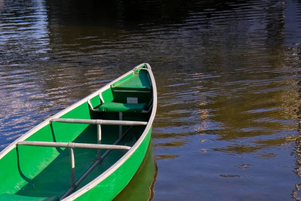 Green Boat Reflected Calm Waters — Stock Photo, Image