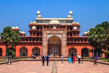 AGRA, UTTAR PRADESH, Hindistan - 25 Mart 2011 'de Hindistan' ın Agra kentindeki Sikandra 'da Büyük Akbar' ın mezarının panoramik görüntüsü.