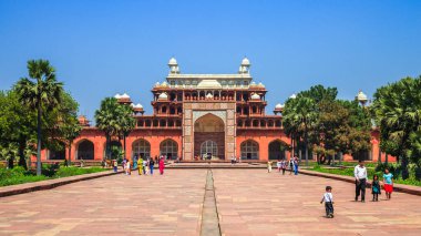 AGRA, UTTAR PRADESH, Hindistan - 25 Mart 2011 'de Hindistan' ın Agra kentindeki Sikandra 'da Büyük Akbar' ın mezarının panoramik görüntüsü.