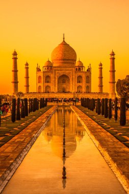 Taj Mahal 'in Agra, Hindistan' daki gölde yansıması olan klasik manzarası..