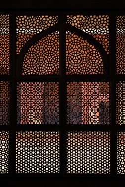 Fatehpur Sikri, Hindistan 'da Salim Chishti' nin mezarındaki karmaşık pencere resimleri..