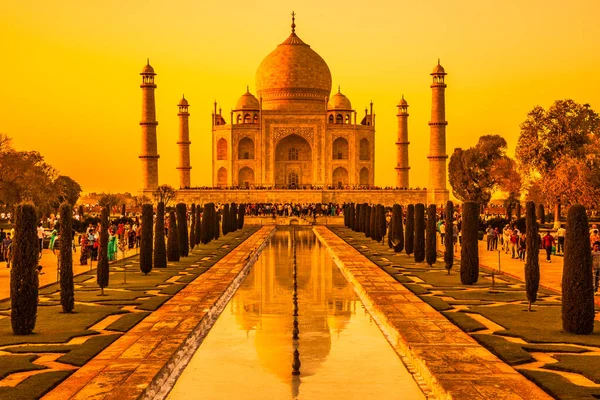 Κλασική Άποψη Του Taj Mahal Αντανακλάσεις Μια Λίμνη Στην Agra — Φωτογραφία Αρχείου
