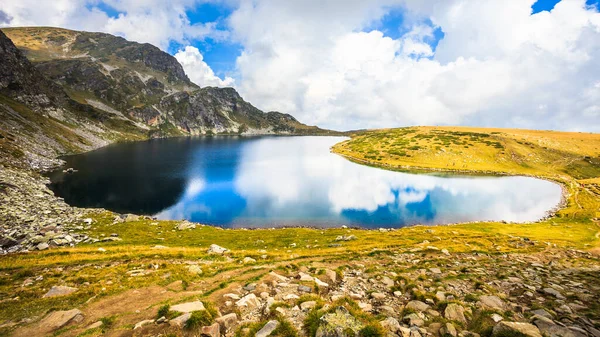 基尼湖 保加利亚莱拉山脉的七大莱拉湖之一 免版税图库照片