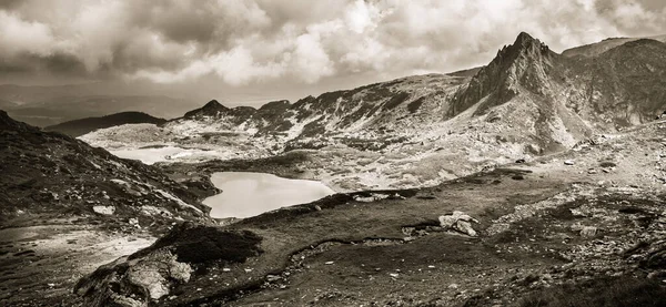 Mustavalkoinen Maisema Rila Järvillä Rila Vuoristossa Bulgariassa — kuvapankkivalokuva