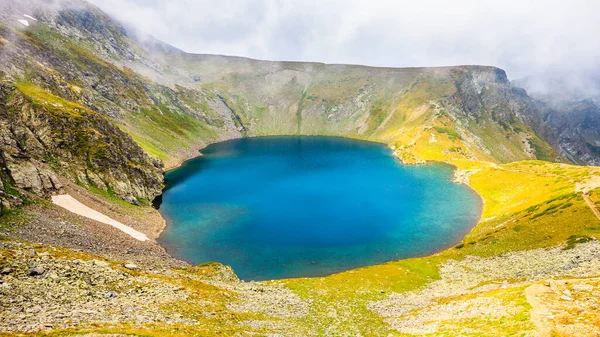 ブルガリアのリラ山脈にある7つのリラ湖の1つであるアイ湖 — ストック写真
