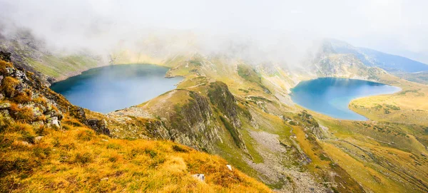 ブルガリアのリラ山脈にある7つのリラ湖のうちの2つであるアイ湖とキドニー湖 — ストック写真