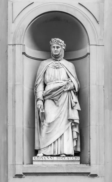 Staty av giovanni boccaccio i Florens. — Stockfoto