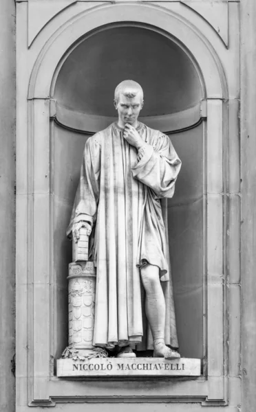 尼科洛 macchiavelli 在佛罗伦萨的雕像 — 图库照片