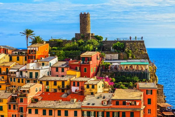 Vernazza vesnice a věž — Stock fotografie