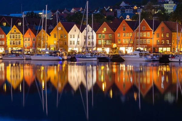 Bryggen huizen bij nacht — Stockfoto