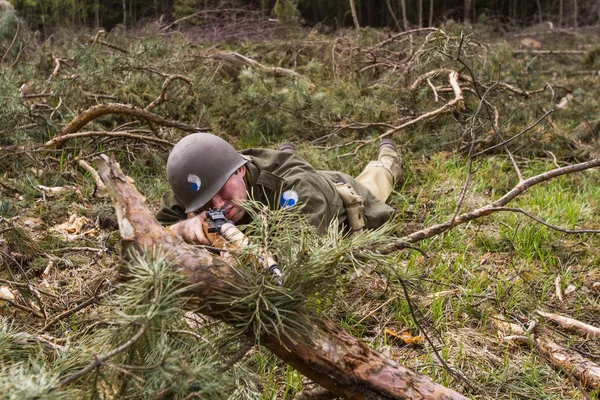 Soldato della seconda guerra mondiale americano durante il combattimento — Foto Stock