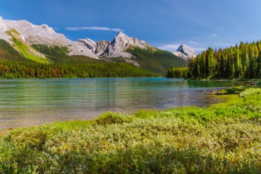 Rocky Dağları. Güzel Kanada manzarası. Jasper Ulusal Parkı, Alberta, Kanada, Kuzey Amerika 'daki Maligne Gölü manzarası 
