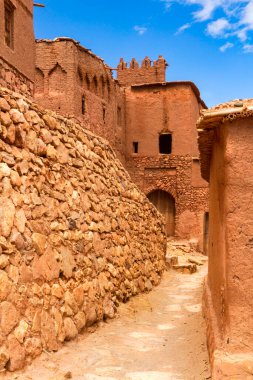Turist eğlencesi. Unesco mirası. Çamur kalesinin içinde Kasbah Ben Haddou 'ya yardım etti. Fas, Kuzey Afrika