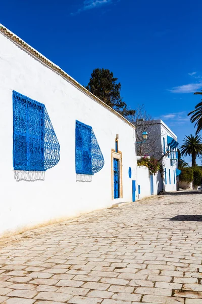 Tipico Strada Con Case Bianche Porte Finestre Blu Città Blu — Foto Stock