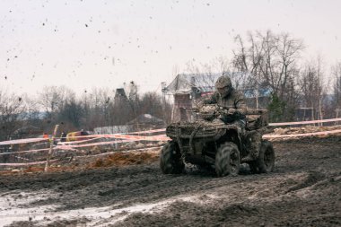  Dörtlü rekabet. Sıra dışı bir yarışmada başlayan kirli avlu. Yarışta dört motorlu yarışçının dinamik çekimi
