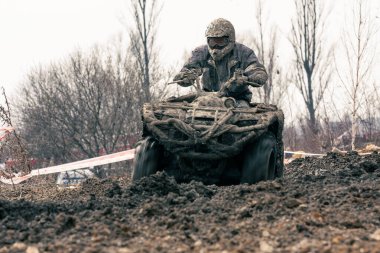  Dörtlü rekabet. Sıra dışı bir yarışmada başlayan kirli avlu. Yarışta dört motorlu yarışçının dinamik çekimi