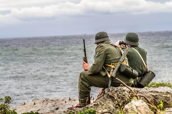 歴史的な再現 第二次世界大戦中のドイツ軍兵士 武装した兵士が海岸をパトロールしている 後ろからの眺め — ストック写真