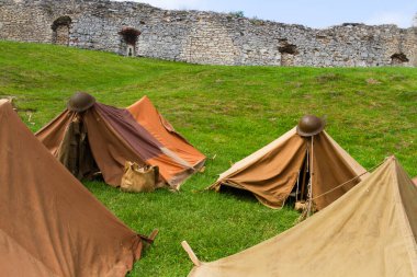 Bir canlandırma sırasında 2. Dünya Savaşı askeri kampının yeniden inşası. İkinci Dünya Savaşı 'ndan kalma İngiliz askeri çadırları..