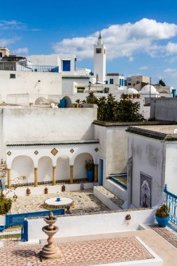 Geleneksel evler, çatı terasları. Tunus yakınlarındaki Sidi Bou Said 'deki Beyaz Madina. Tunus, Kuzey Afrika