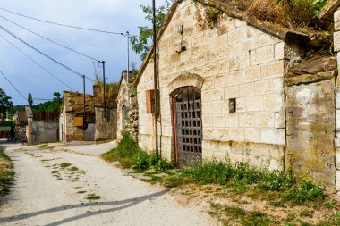 Köyün dışındaki tepede geleneksel şarap mahzenleri var. Bogacs, Macaristan