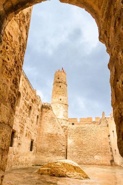 Yağmurlu bir günde Ribat Kalesi 'nin devasa, görkemli duvarları ve kuleleri. Ribat Tunus, Manastır 'ın mimari bir mücevheridir.