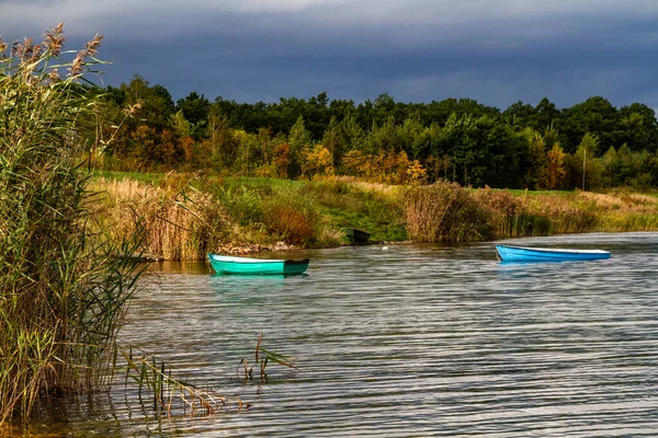 Маленькі Відкриті Барвисті Човни Пришвартовані Воді Після Видобутку Корисних Копалин Ліцензійні Стокові Зображення