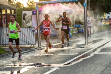 3 Rd Wizz Air Katowice Yarı Maraton, Katowice, Silesia, Polonya. 19 Haziran 2021. Katowice Su İşleri su perdesiyle çok ihtiyaç duyulan suyu soğutuyor.