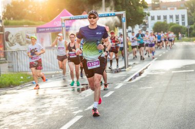 3 Rd Wizz Air Katowice Yarı Maraton, Katowice, Silesia, Polonya. 19 Haziran 2021. Bu yıl Wizz Air Katowice Maratonu yarı maraton, bayrak maratonu ve 5 km 'lik bir yarıştı..