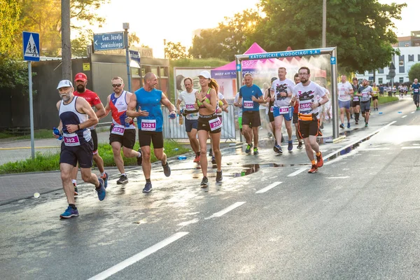 3 Rd Wizz Air Katowice Yarı Maraton, Katowice, Silesia, Polonya. 19 Haziran 2021. Bu yıl Wizz Air Katowice Maratonu yarı maraton, bayrak maratonu ve 5 km 'lik bir yarıştı..
