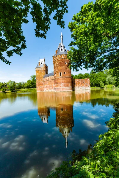 迷人的啤酒城堡 中世纪城堡的城墙和塔楼 城堡和护城河中的倒影比利时比尔塞尔 弗兰德斯 — 图库照片