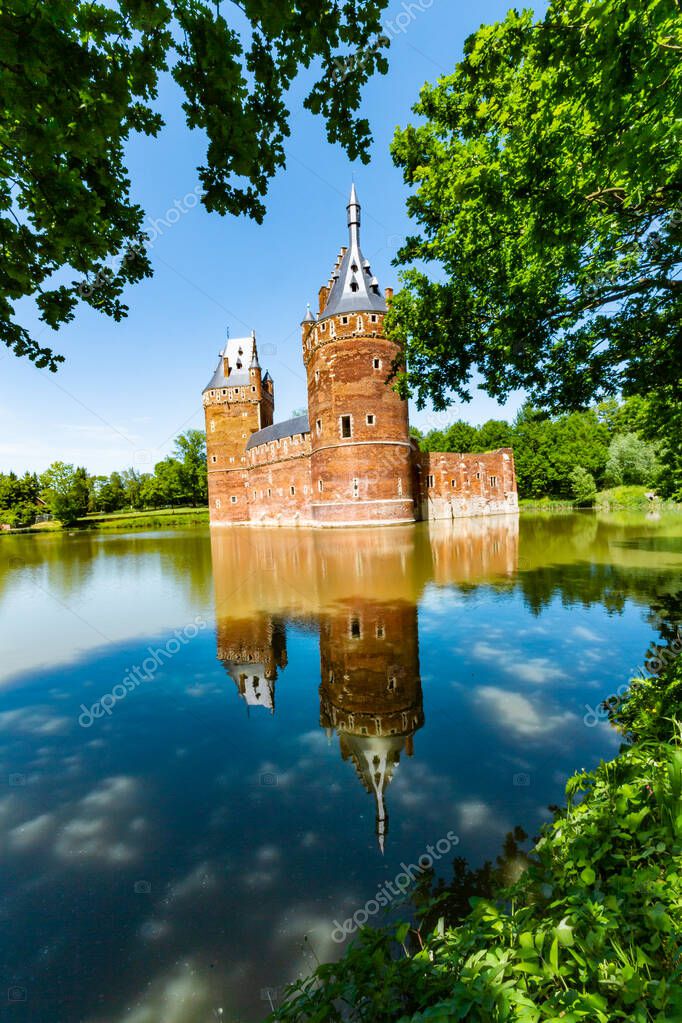 Encantador castillo de Beersel. Las murallas y torres de un castillo