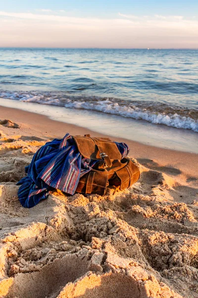 Travel Vacation Concept Empty Sandy Beach Sunset Stylish Brown Backpack — Stock Photo, Image