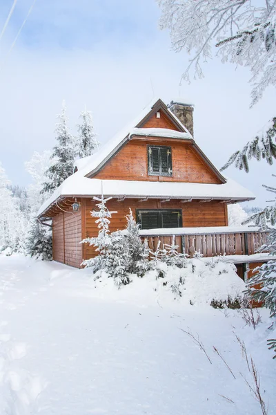 Cabaña de montaña en invierno — Foto de Stock