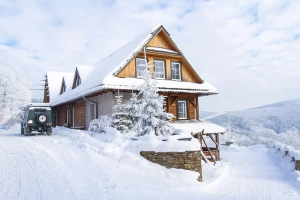 Casa de campo de montanha no inverno — Fotografia de Stock