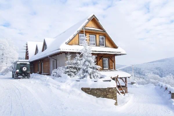Kışın dağ evi - Stok İmaj
