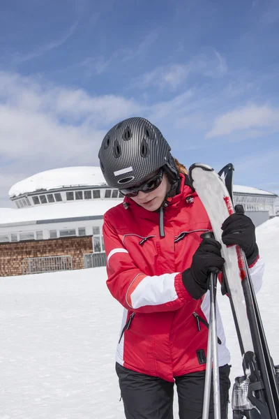 Young woman skiing — Stock Photo, Image