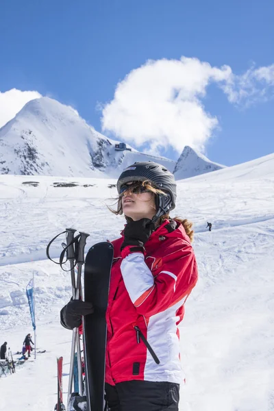 Young woman skiing — Stock Photo, Image